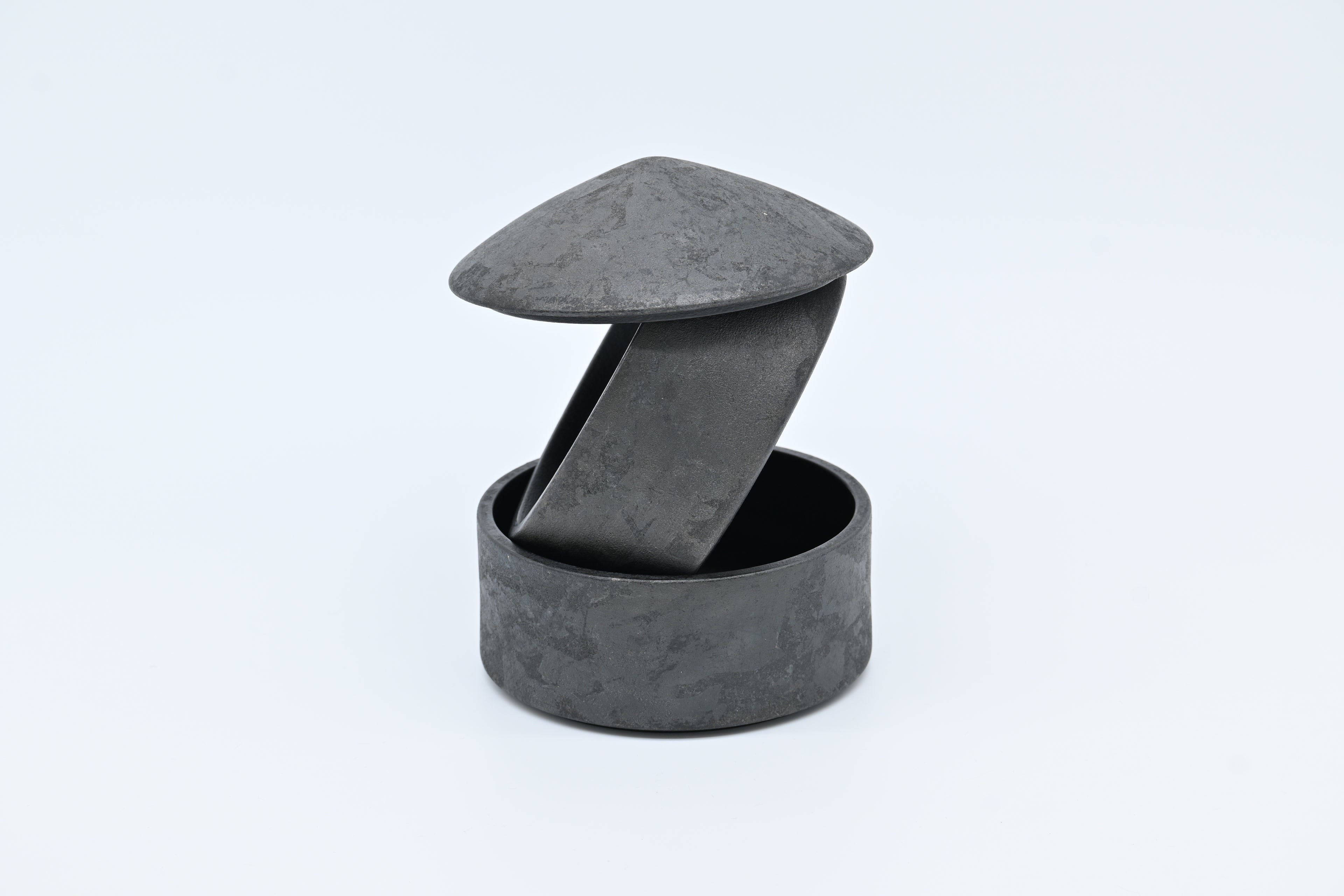 木漆工とけし　とんがり丸重　銀/ Kishikkou Tokeshi — Tongari Maruju (Pointed Round Tiered Box) / Silver