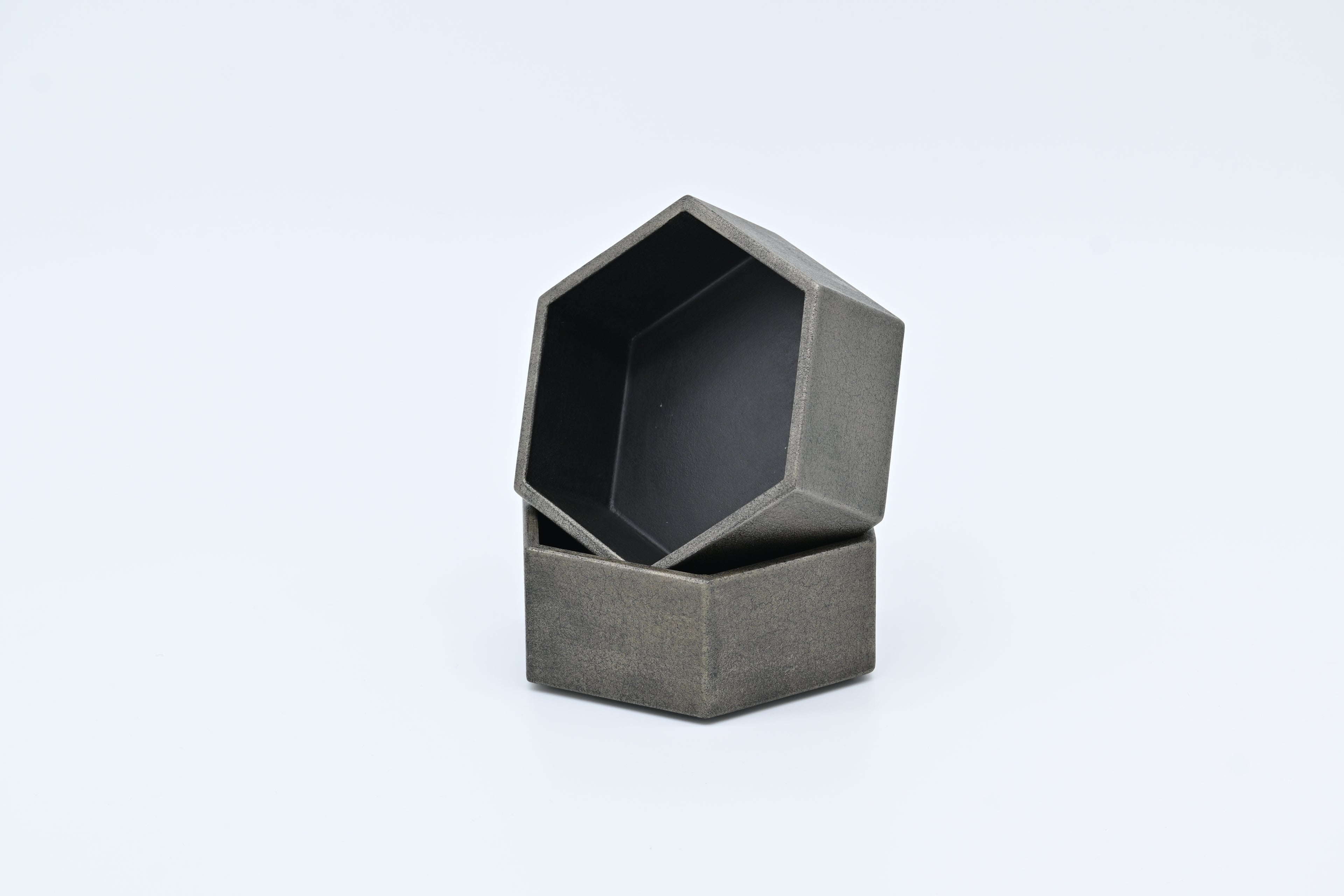 木漆工とけし 六角三段重箱  (錫 )/Moku-Shikko Tokeshi — Hexagonal 3-Tier Jubako (Bento Box) / Pewter (Suzu)